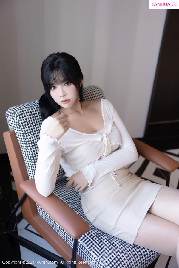 小娜比  [XiuRen]高清写真图 2024.10.21 No.9320 娜比 美腿丝袜第24张图片